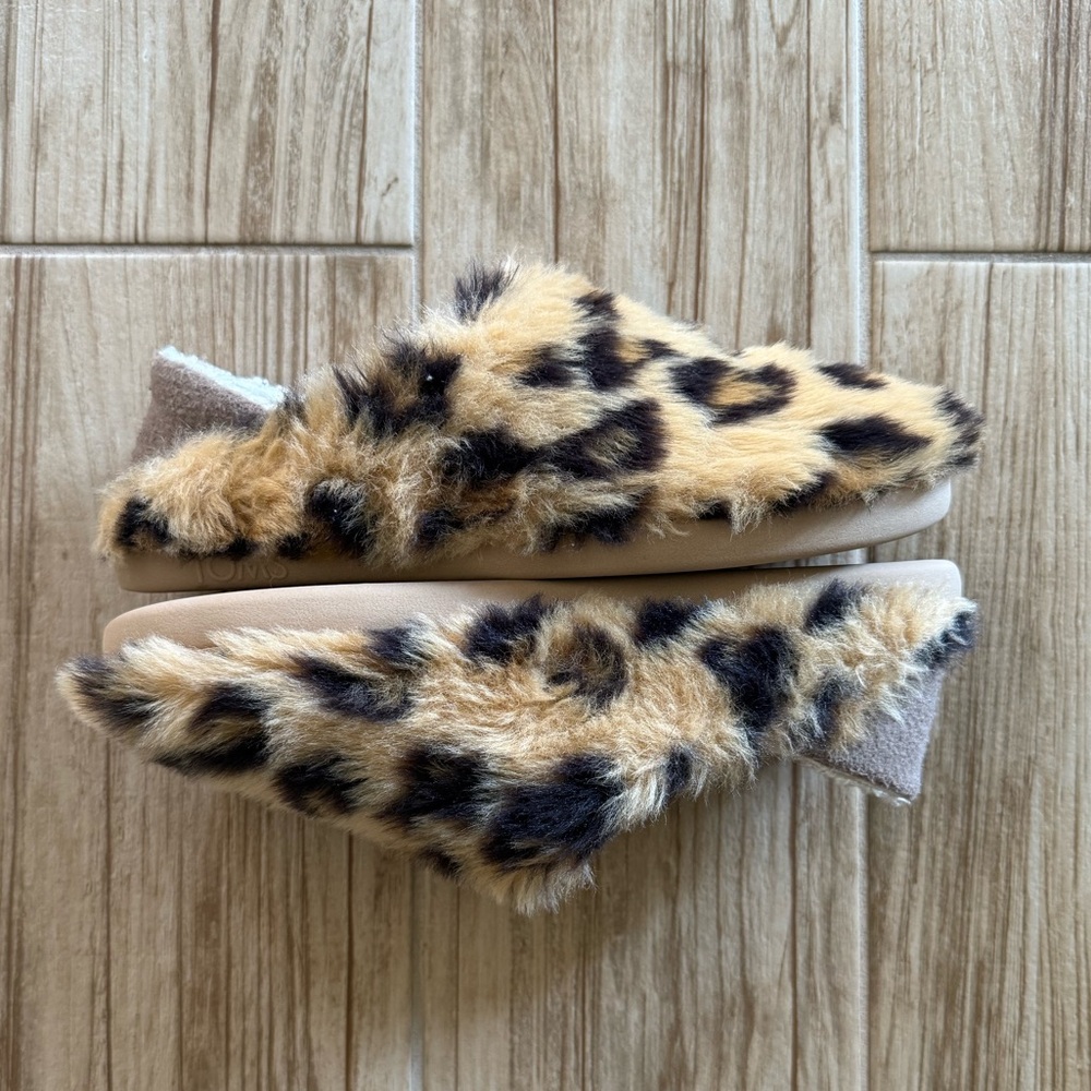 TOMS Ezra leopard-print faux fur house slippers Size 6